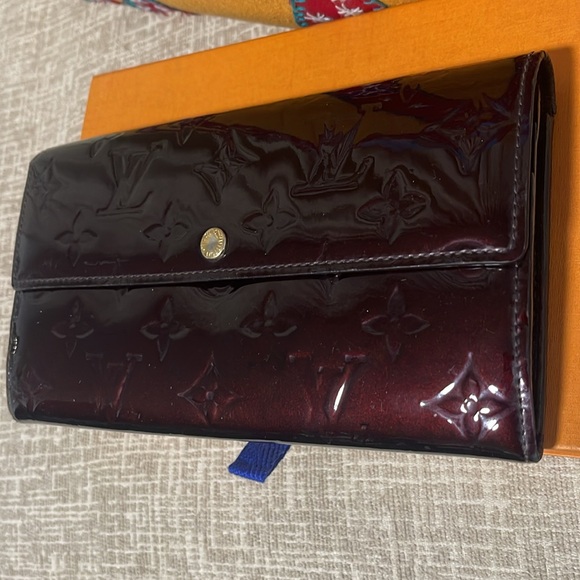 Louis Vuitton Amarante Vernis Sarah Monogram Wallet - Picture 3 of 17